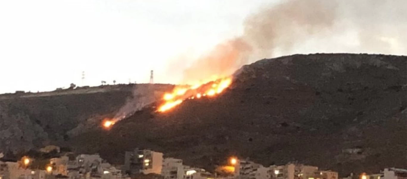 Φωτιά στο Σχιστό: Συνελήφθη 26χρονος για πρόκληση εμπρησμού από αμέλεια (βίντεο)